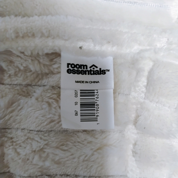 Room Essentials Cream Ribbed Throw - Picture 3 of 3